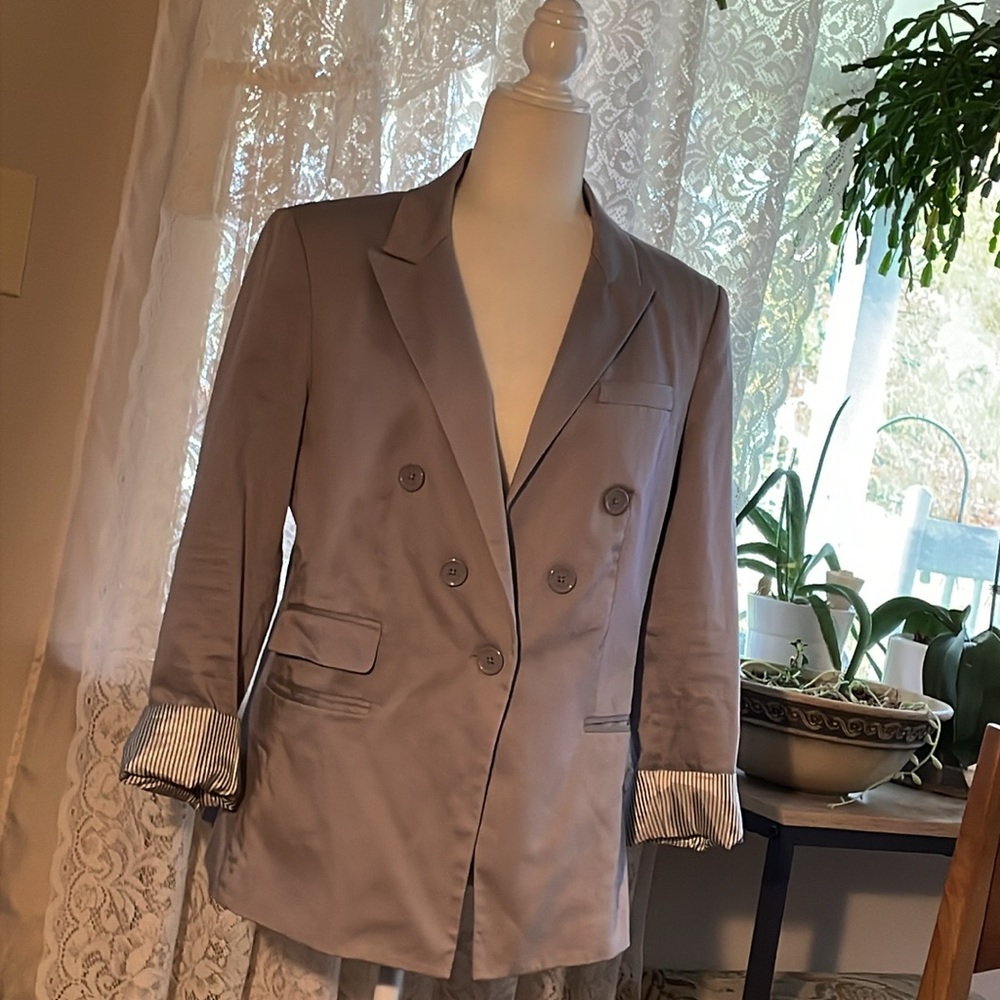 Limited size 12 light gray blazer. Great condition - Picture 1 of 3